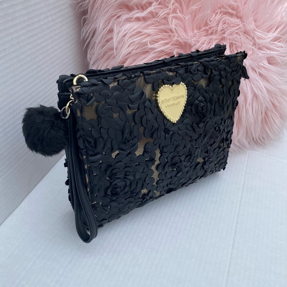 Betsey Johnson Black Floral Medium Size Bag with Gold Heart Charm🖤🖤🖤